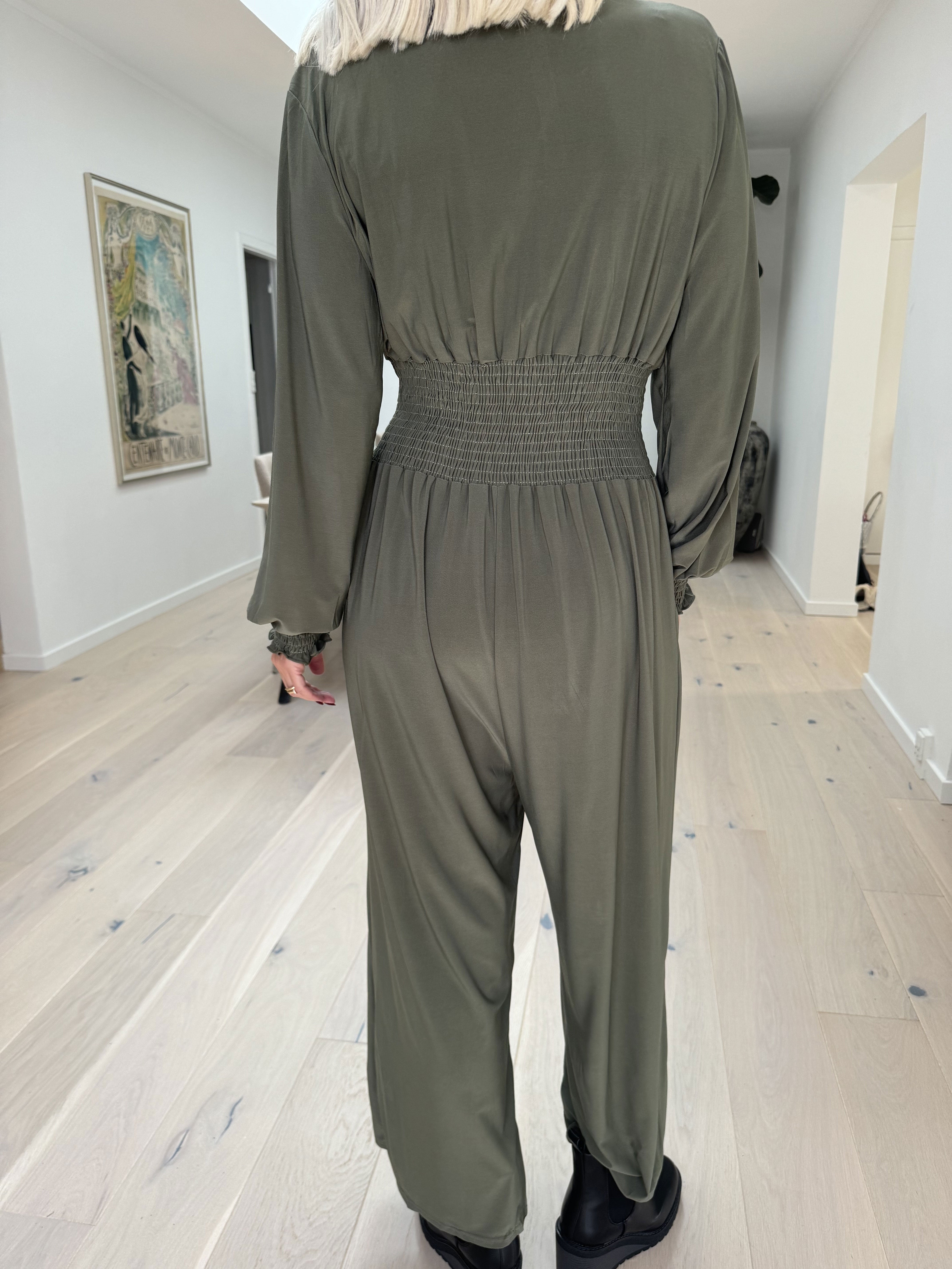 Pams Plain Jumpsuit L/S - En enfärgad jumpsuit med resår